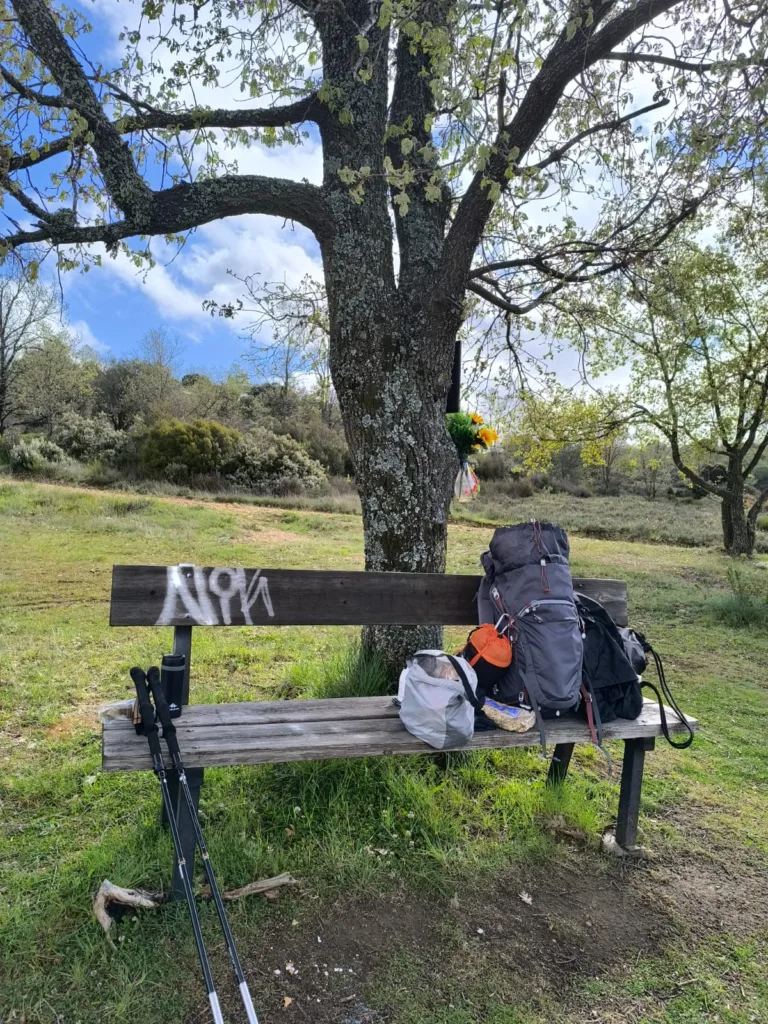 Mochila ligera sobre camino, decisión tomada con intención