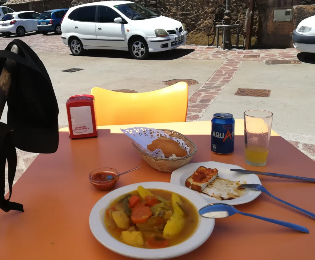 Dos mojos sobre mesa: una elección con sabor a estrategia