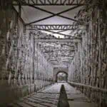 Puente metálico en perspectiva en blanco y negro, imagen del post KPI del juicio en Revenue en Ruta
